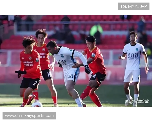 辽宁铁人后场出球被逼抢,门前连续解围忙成一团 辽宁铁人后场出球被逼抢,门前连续解围忙成一团